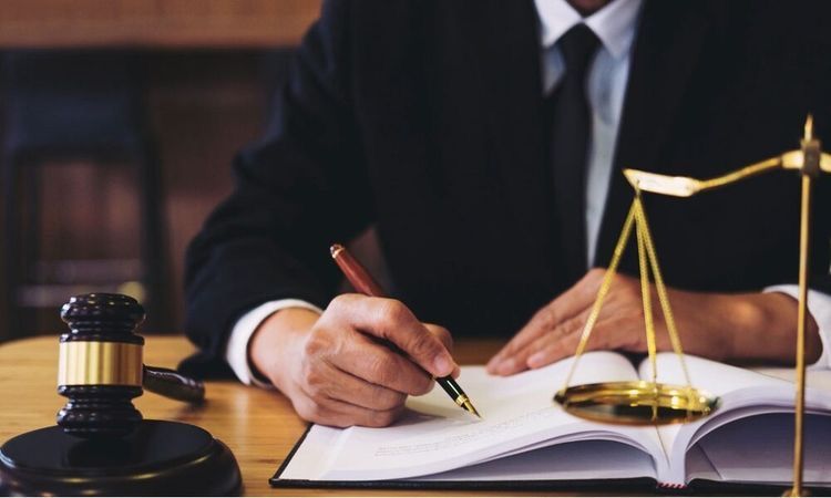 Who Should Consider Making a Will in Dubai?